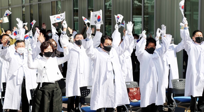 백군기 용인시장이 30일 열린 ‘제102주년 기흥3·30만세운동 기념식’에서 참석자들과 만세를 외치고 있다. (사진=용인시 제공)