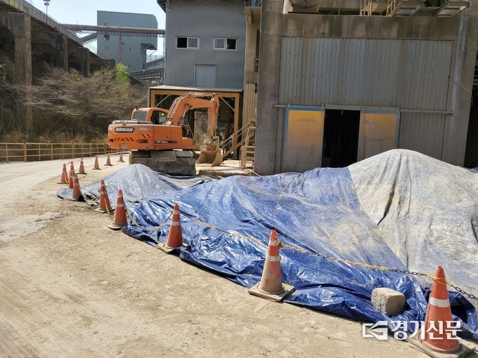 25일 강원 삼척시 사직동 삼표시멘트 삼척공장에서 염소 더스트 비산 방지작업을 하던 68세 하청업체 노동자 A씨가 작업 중이던 굴삭기를 피하지 못하고 깔려 숨졌다. 삼표시멘트 노동조합에 따르면 현장에는 굴삭기 신호수, 작업안전관리자 등이 부재한 것으로 전해졌다. 사진은 해당 사고가 발생한 현장 및 사고를 일으킨 굴삭기, 합성수지 소각로 설비의 모습. (사진=삼표시멘트 노동조합 제공)