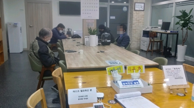 수원시 이동노동자 쉼터에서 쉬고 있는 대리기사 (사진 = 박환식 수습기자)