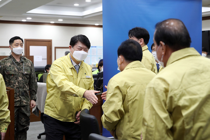 30일 오후 경기도청 재난상황실에서 이한규 행정2부지사 및 통합방위협의회 위원 등이 참석한 가운데 2021년 1분기 경기도 통합방위회의가 열리고 있다. (사진= 경기도 제공)