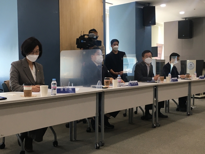 국회 교육위원회 더불어민주당 소속 의원들이 30일 홍익대학교를 방문해 박형준 국민의힘 부산시장 후보에 제기된 자녀 입시비리 의혹 자료 제출을 촉구했다. (사진=김민기 기자)
