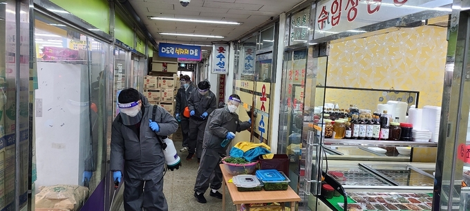 남양주도시공사가 남양주시 덕소상점가 상인회와 함께 지역 상점(자영업자)의 활성화 및 코로나 확산방지를 위한 생활방역 활동을 실시했다.(사진=남양주도시공사 제공)