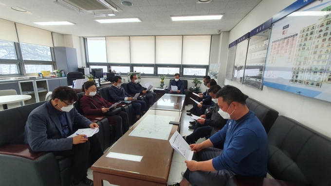 이용오 곤지암읍장 등 곤지암읍 상인회이장협의회, 새마을 남·녀 협의회, 주민자치위원회, 지역사회보장협의체, 곤지암농협 등 단체장이 모여 ‘곤지암 소머리국밥 축제’ 추진을 위한 첫 회의를 개최하고 있다. (사진=광주시 제공)