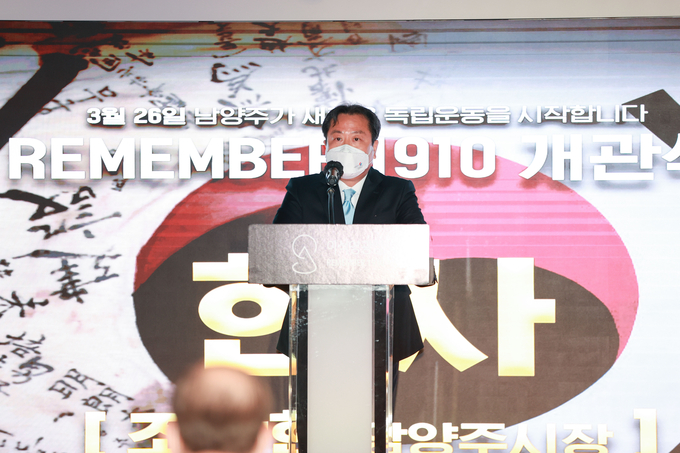 이석영 선생 6형제에게 바치는 헌사를 낭독하고 있는 조광한 남양주시장. (사진=남양주시 제공)