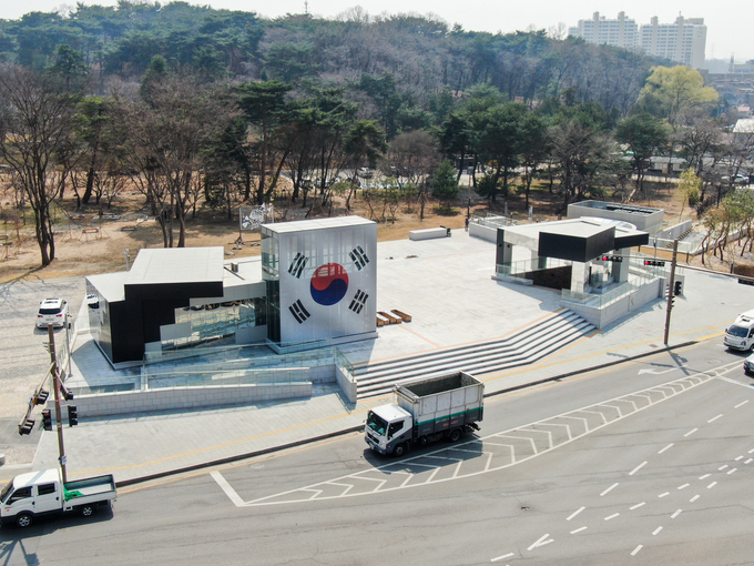 ⑤이석영광장과 REMEMBER 1910 외관. 