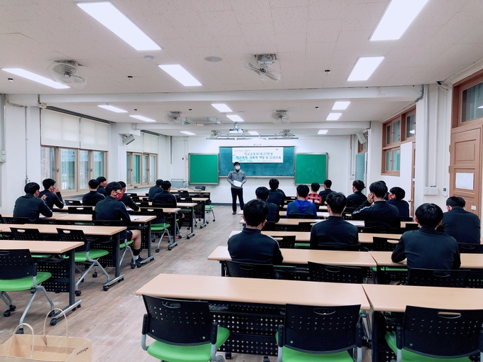 구리경찰서가 신학기 ‘학교폭력 OUT!’ 특별예방교육을 진행하고 있다. (사진=구리경찰서 제공)