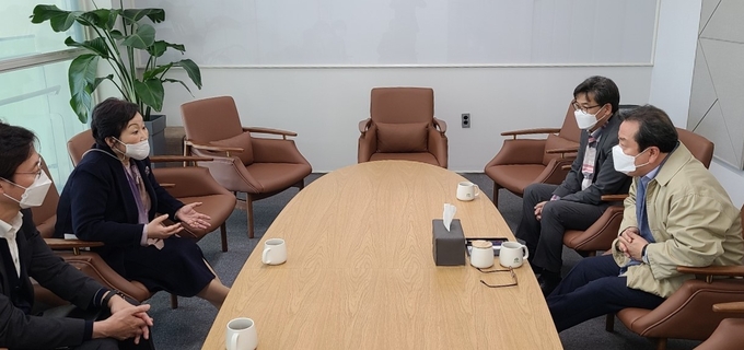 남양주시를 대표하는 정약용도서관에 한국 대표 도서관을 이끌고 있는 현진권 국회도서관장과 서혜란 국립중앙도서관장이 연이어 방문했다.(사진=남양주시 제공)