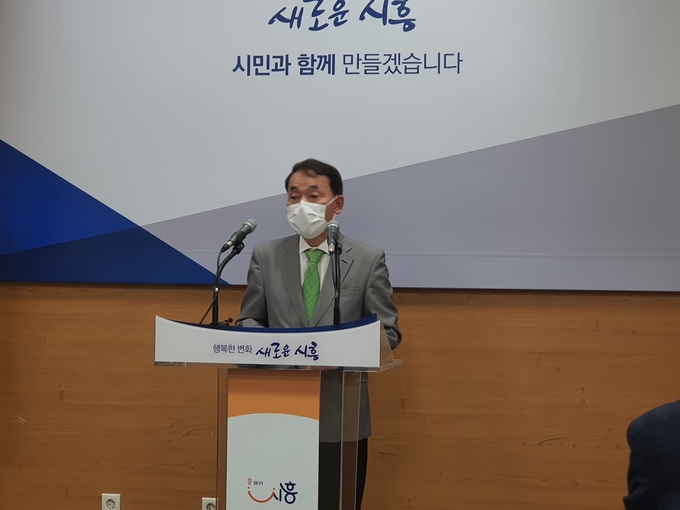 김윤식 전 시흥시장이 기자회견을 열고 투기의혹에 대해 반박하고 있다. (사진=김원규 기자)
