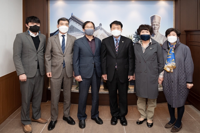 남양주시의회가 제277회 임시회에서 선임된 ‘2020 회계연도 결산검사위원’에게 위촉장을 수여했다.(사진=남양주시의회 제공)