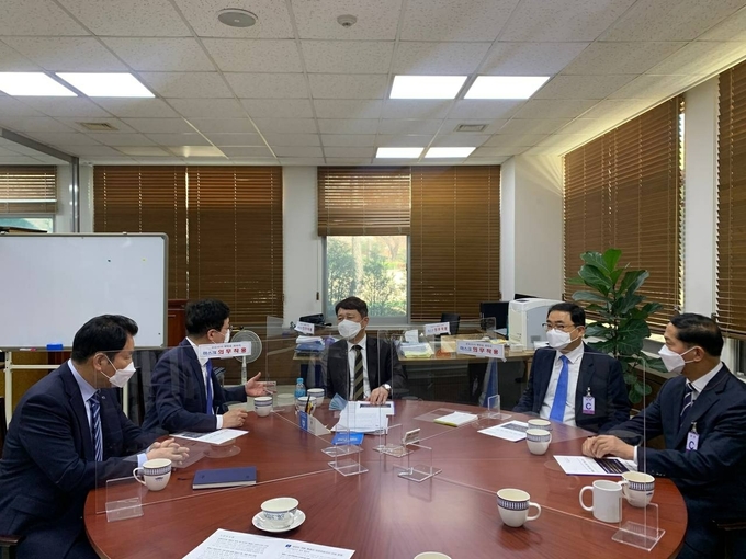 염태영 시장(왼쪽 2번째)이 최재성 정무수석(왼쪽 3번째)에게 건의 내용을 전달하고 있다. (사진=수원시 제공)