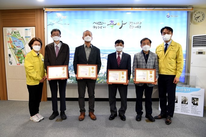 김상호 하남시장이 의사회·약사회 의료진 8명과 보건소 협력의사 2명 등 10명을 표창했다. (사진=하남시 제공)
