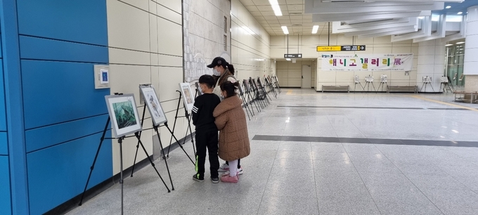 애니메이션고등학교가 하남검단산역에서 작품 전시회를 개최했다. (사진=애니메이션고등학교 제공)