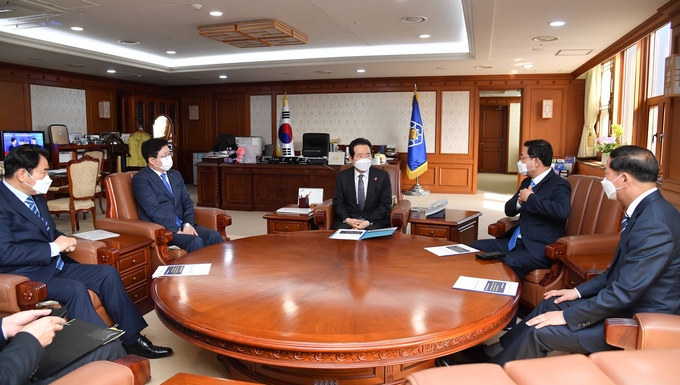 특례시 지정을 앞둔 용인시, 수원시, 고양시, 화성시 지자체장들이 정세균 국무총리를 만나 논의하는 모습. (사진=용인시 제공)