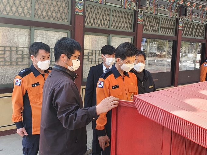 31일 용인소방서가 화재예방을 위해 한국민속촌을 찾은 모습 (사진=용인시 제공)