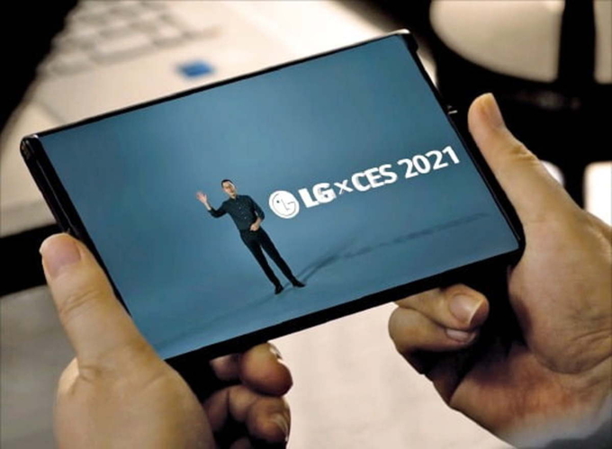 LG CES 2021에서 공개된 롤러블폰의 모습. (사진=LG전자)