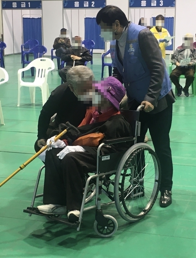 수원 최고령 할머니가 백신 접종 받고 이상 반응을 관찰하고 있다. (사진=김민기 기자)