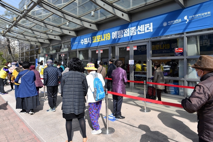 1일 오전 9시쯤 수원 아주대학교 실내체육관에서 만 75세 이상 어르신을 대상으로 백신 1차 접종이 시작됐다. (사진=수원시 제공)