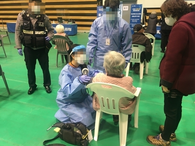 약한 어지러움을 느낀 어르신이 앉아 있다. 해당 어르신은 십여 분 뒤 증상이 완화돼 퇴실했다. (사진=김민기 기자)