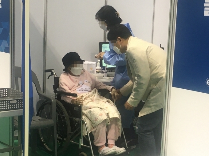 90세 이상 어르신이 백신 접종을 받고 있다. (사진=김민기 기자)