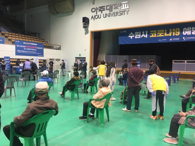 백신 접종 이후 아주대학교 실내체육관에서 의료진들이 어르신들의 이상 반응을 관찰하고 있다. (사진=김민기 기자)