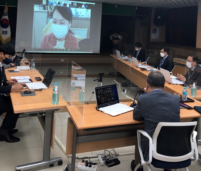 이재정 경기도교육감이 파주교육지원청에서 비대면 소통을 갖고 있다. (사진=파주교육지원청 제공)