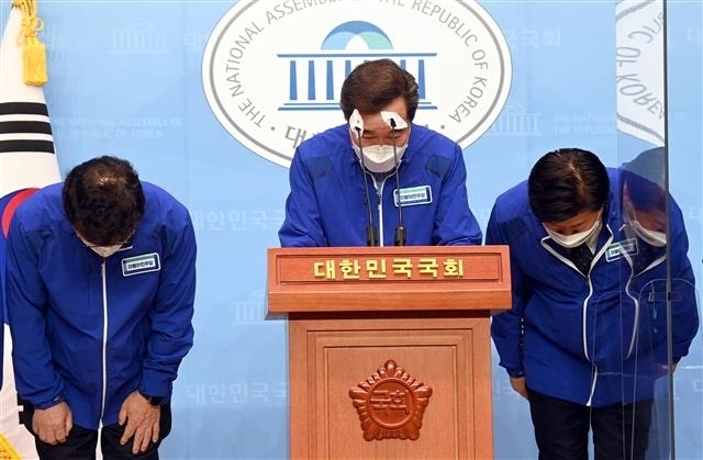 더불어민주당 이낙연 상임선대위원장이 31일 국회 소통관에서 대국민 호소 기자회견을 마치고 인사하고 있다. (사진=연합뉴스) 
