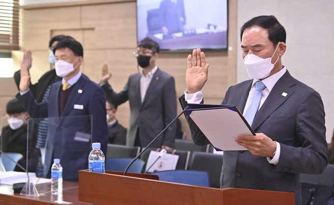 3월 24일 '경기도체육회 관련 각종 의혹에 관한 행정사무조사 특별위원회'에 참석한 이원성 경기도체육회장의 모습 (사진=황준선 기자)