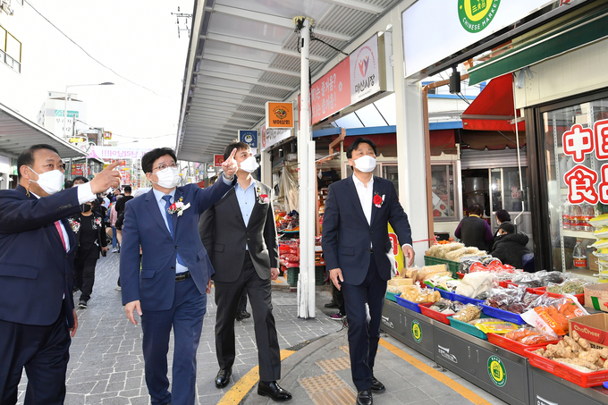염태영 시장(왼쪽 2번째)이 경관개선사업을 한 매산시장을 둘러보고 있다. (사진=수원시 제공)
