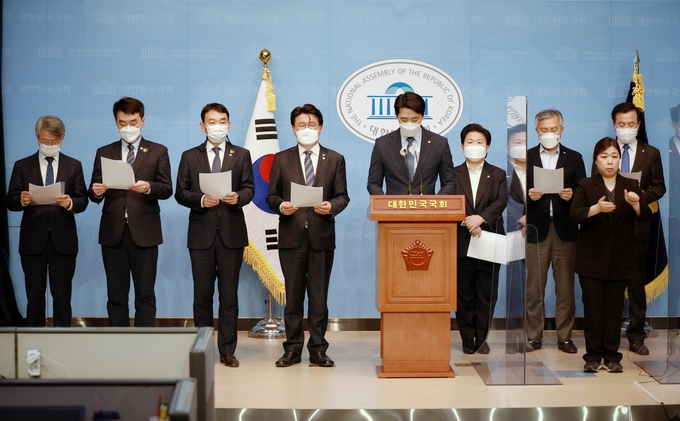 행동하는 의원 모임 ‘처럼회’ 소속 의원들이 지난 1일, 현재 수사 중이거나 재판 중인 부동산투기범죄 관련 부당이득도 몰수할 수 있도록 하는 ‘부패재산의 몰수 및 회복에 관한 특례법 일부개정안’을 발의했다. (사진=김용민 의원실 제공)