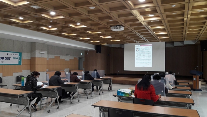 군포 여성새로일하기센터가 집단상담 프로그램인 ‘다함께 내일 JOB GO!’에서 이력서 작성교육을 하고 있다.