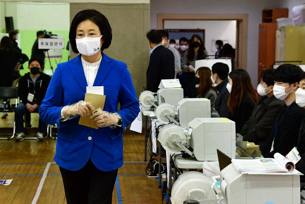 박영선 더불어민주당 서울시장 후보가 2일 오전 서울 종로구청에 마련된 4ㆍ7 재보선 사전 투표소에서 기표소로 향하고 있다.(사진=연합뉴스) 