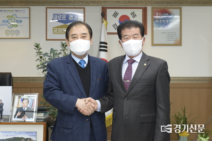 조도행 전 바르게살기운동 포천시협의회 회장이(오른쪽) 퇴임 선물로 장학기금을 기탁했다. (사진=포천시 제공)