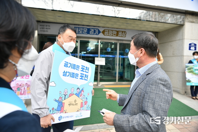 출근길 프로포즈 도중 지인을 만나 반갑게 인사하고 있다. (사진=포천시 제공)