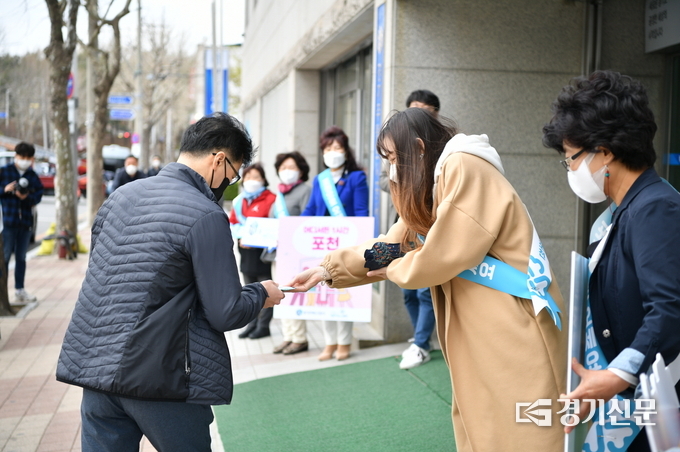 포천시의 한 여성 단체 회원이 출근하는 GH직원에게 홍보물을 나눠 주고 있다. (사진=포천시 제공)