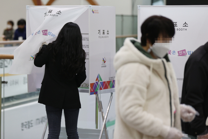 4·7 재·보궐선거 사전투표 첫날인 2일 오전 서울역에 설치된 남영동 사전투표소에서 한 시민이 기표소로 들어가고 있다. 사진= 연합뉴스 