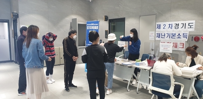 2차 경기도 재난지원금을 받기 위해 행정복지센터를 찾은 외국인들. (사진 = 박환식 수습기자)