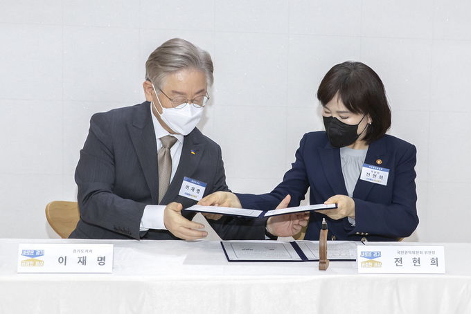 2일 오후 경기도청 신관2층 상황실에서 이재명 경기도지사와 전현희 국민권익위원회 위원장, 강재영 상임위원등 3명이 공직자 반부패 청렴문화 확산 및 공익 제보 활성화를 위한 업무 협약식을 가졌다. (사진= 경기도 제공)