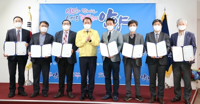 안양시가 신규 도시계획위원회 위원들에게 위촉장을 수여했다. (사진= 안양시 제공)