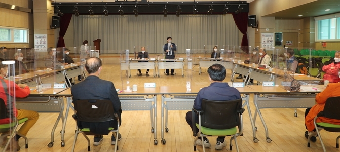 한대희 시장이 대한노인회 군포시지회 임원진에게 코로나19 백신접종의 중요성 등에 관해 설명하고 있다.(사진= 군포시 제공)