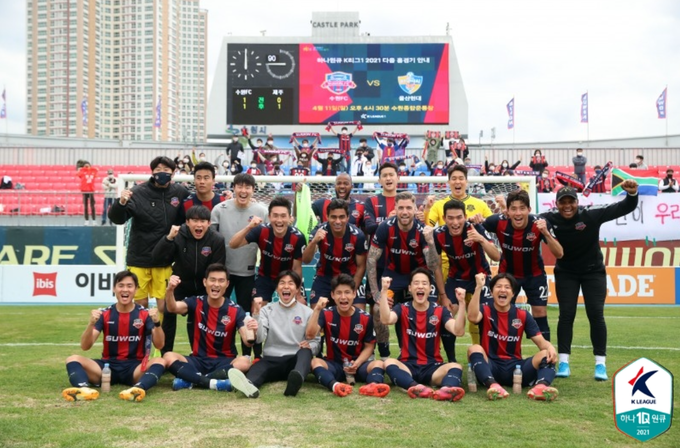 첫 승을 신고한 수원FC 선수단 모습 (사진=한국프로축구연맹 제공)