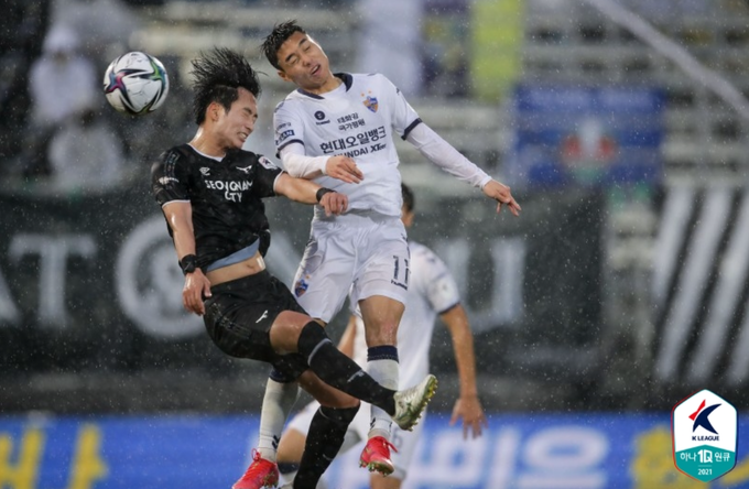 성남FC 최지묵과 울산현대 이동준이 헤딩 경합을 하는 모습 (사진=한국프로축구연맹 제공)