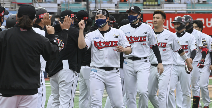 홈개막전 승리한 KT wiz 선수단이 기뻐하고 있는 모습 (사진=황준선 기자)