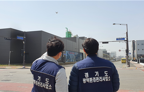 환경오염물질 배출사업장 단속 중인 경기도 광역환경관리사업소 직원 (사진 = 경기도 제공)