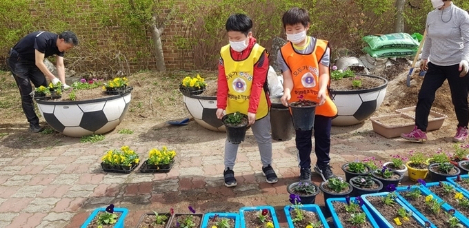 화성 매송초등학교가 교내에서 식목일 맞이 봄꽃 심기 행사를 진행했다. (사진=경기도교육청 제공)