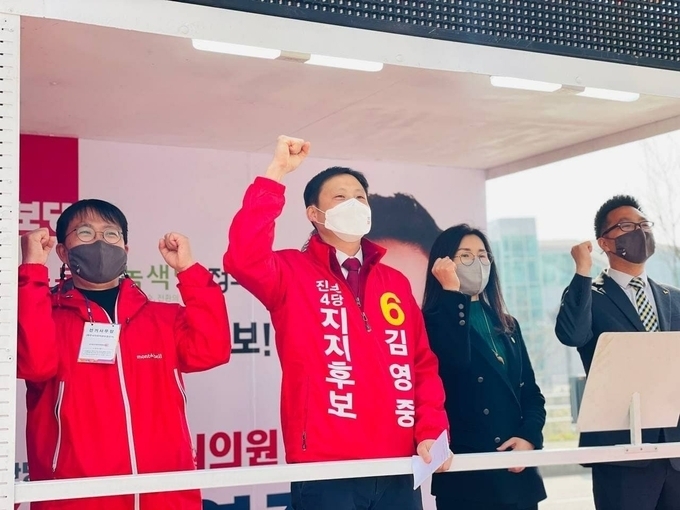 진보당 김영중 후보가 가두유세를 펼치고 있다. (사진=김영중 후보 측 제공)
