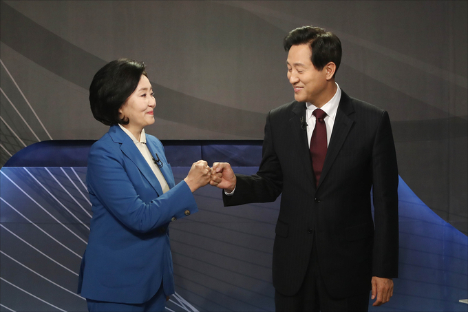 더불어민주당 박영선 서울시장 후보(왼쪽)와 국민의힘 오세훈 서울시장 후보가 5일 서울 양천구 목동 예총회관에서 열린 한국방송기자클럽 초청 서울시장 보궐선거 후보자 토론회에서 인사하고 있다. (사진=국회사진기자단/연합뉴스)