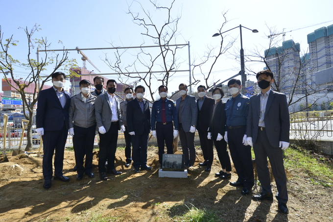 김형섭 시흥경찰서장은 식목일을 맞아 시흥경찰서 부지 내 나무심기, 거름주기 등 자체 식목행사를 실시했다. (사진=시흥경찰서 제공)