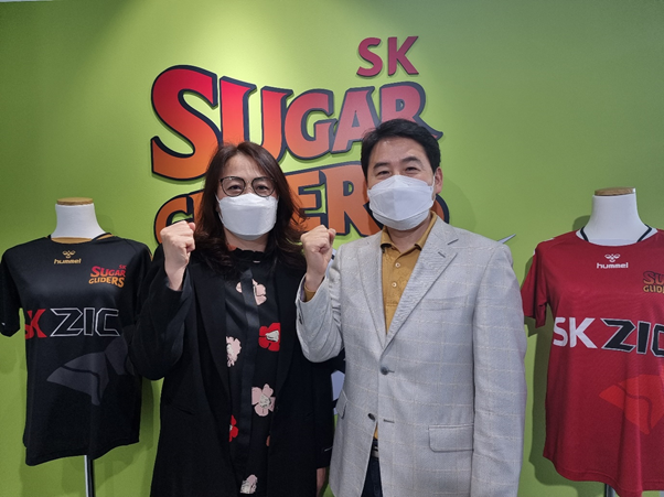 SK슈가글라이더즈 이배현(오른쪽) 단장과 오성옥(왼쪽) 신임 감독 (사진=SK슈가글라이더즈 제공)