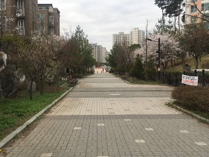 고양시 덕양구에 있는 B아파트 흡연구역이 A아파트에 더 가까워 A아파트 동으로 냄새가 퍼지고 있는 상황이다. (사진=김민기 기자)