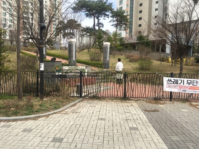 고양시 덕양구에 있는 B아파트 흡연구역이 A아파트에 더 가까워 A아파트 동으로 냄새가 퍼지고 있는 상황이다. (사진=김민기 기자)